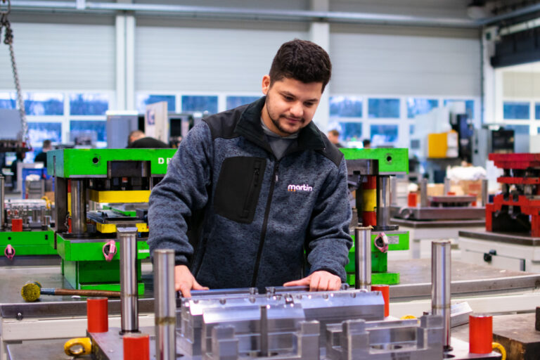 Werkzeugmechaniker macht eine Ausbildung