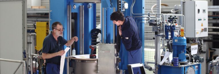 Arbeiter an einer Maschine