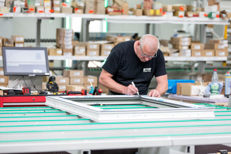 Arbeiter montiert ein Fenster