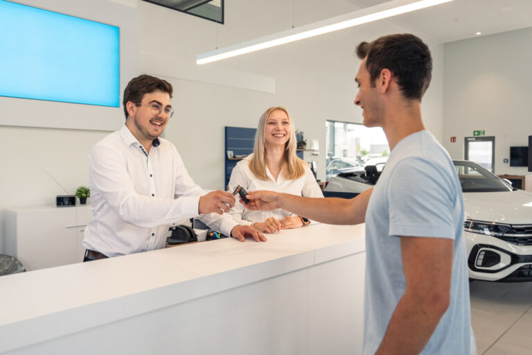 Autohaus Gelder und Sorg - Schlüsselübergabe an Kunden